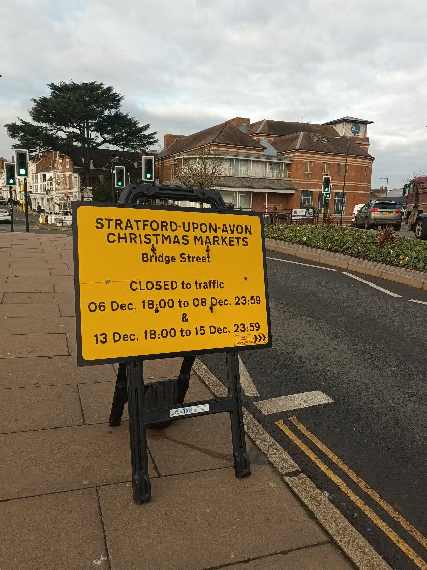 Road closure sign bridge street stratford upon avon christmas markets 2024